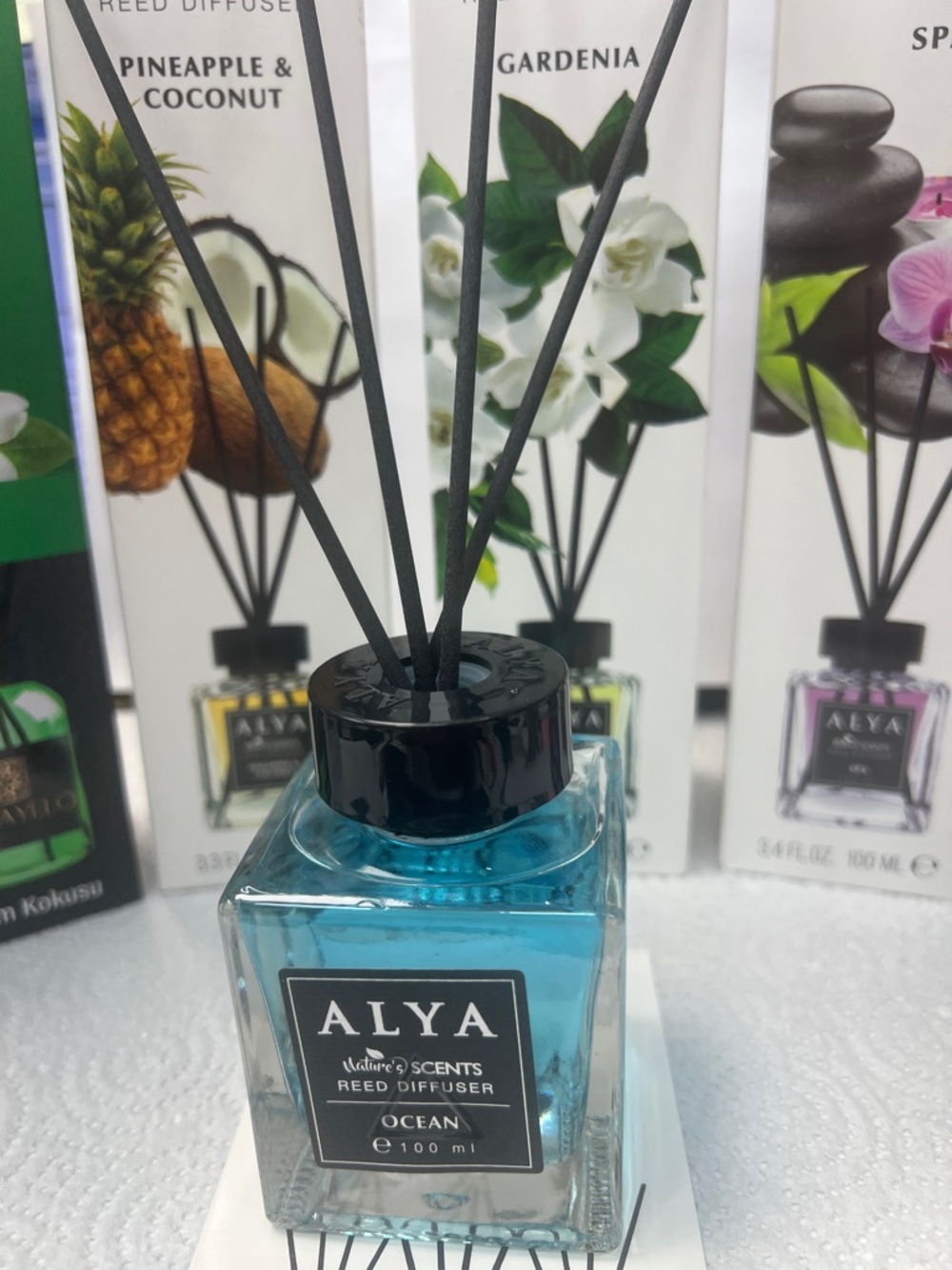 Alya Ocean Reed Diffuser in Bright Blue Glass - Picture 2 of 3